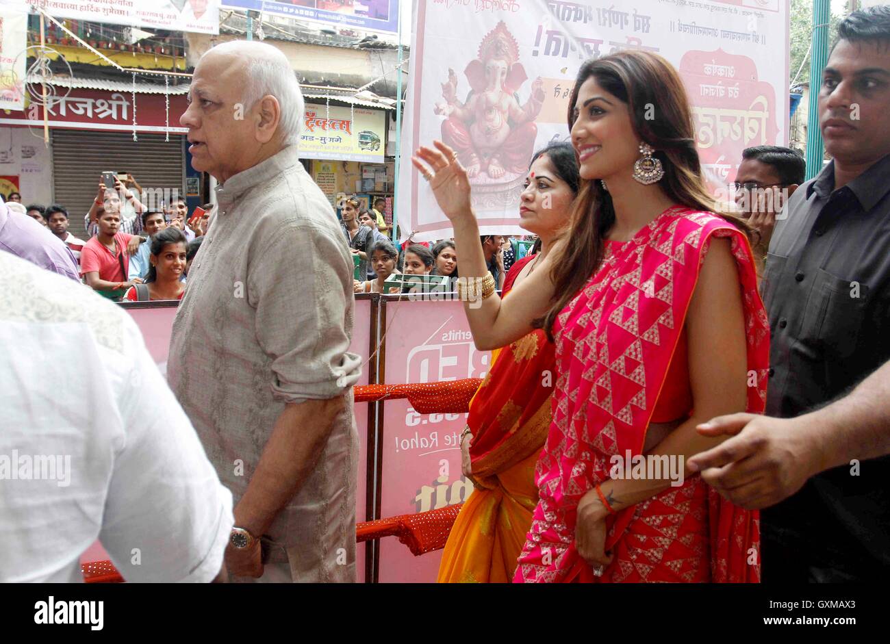 L'acteur de Bollywood Shilpa Shetty parents visiter Chinchpoklicha Chintamani pour offrir des prières occasion festival Ganesh Mumbai Banque D'Images
