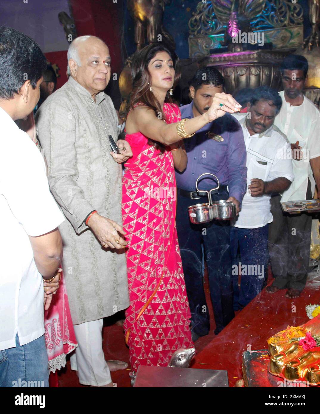L'acteur de Bollywood Shilpa Shetty parents visiter Chinchpoklicha Chintamani pour offrir des prières occasion festival Ganesh Mumbai Banque D'Images