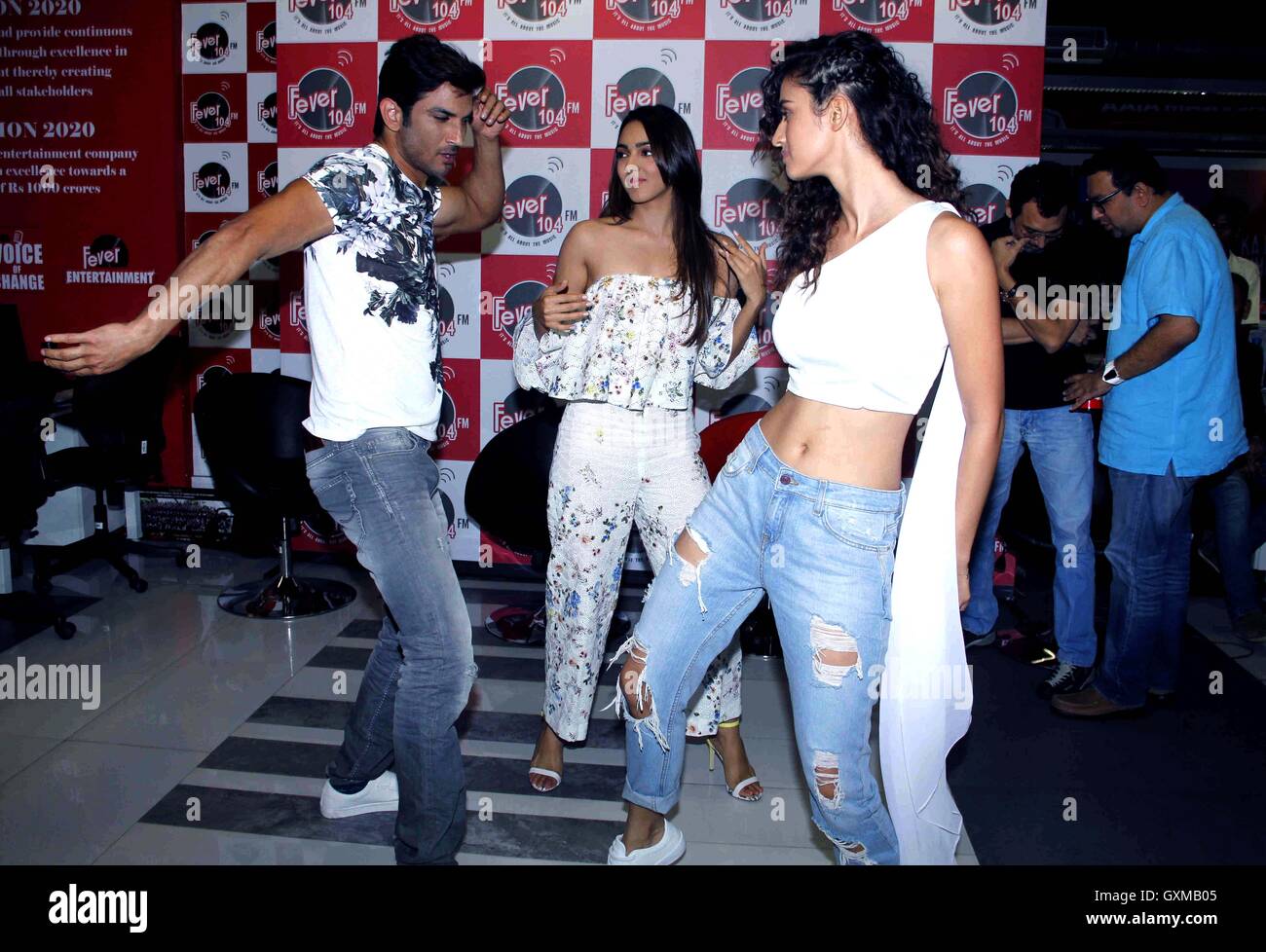 Susant Singh Rajput ; acteur indien Bollywood dansant avec l'actrice Kiara Advani et Disha Patani à la promotion du film M. S. Dhoni Fever 104 FM radio à Mumbai Inde Asie Banque D'Images