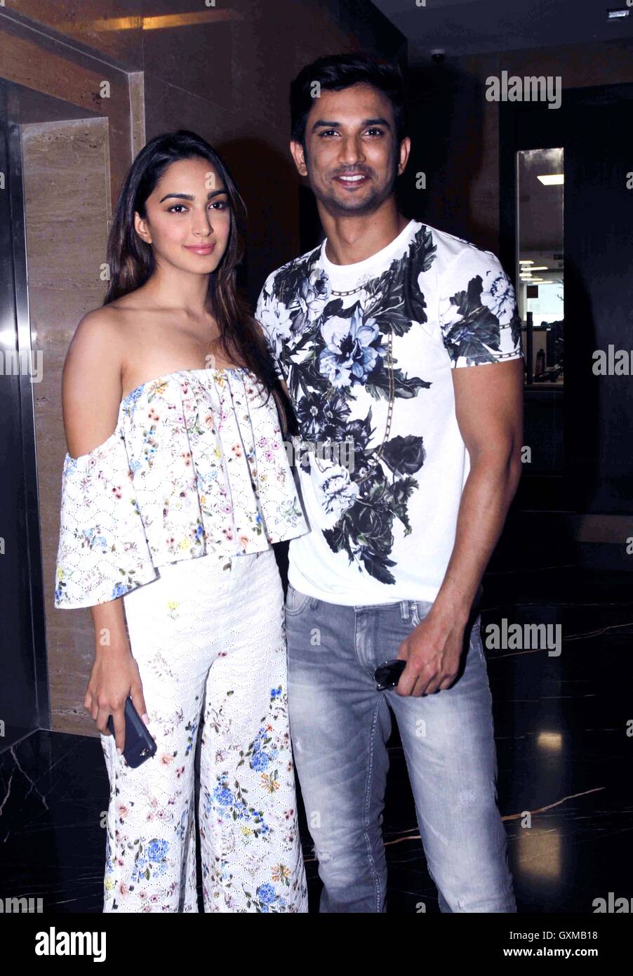 Sushant Singh Rajput ; acteur indien Bollywood avec l'actrice Kiara Advani à la promotion du film M. S. Dhoni Fever 104 FM radio Mumbai Inde Asie Banque D'Images