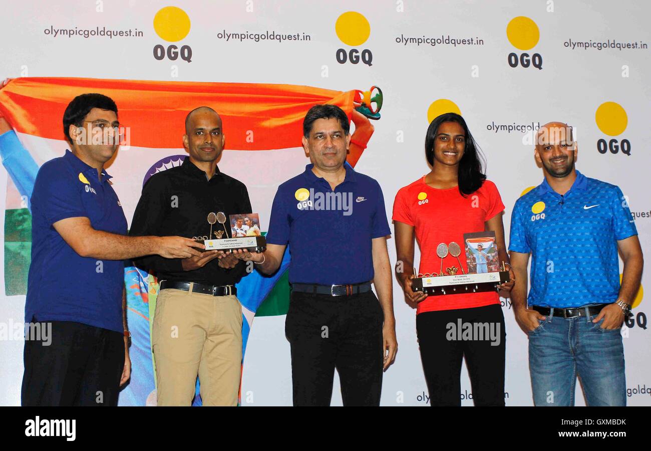 Joueur de badminton P V Sindhu P Gopichand grand maître des échecs Viswanathan Anand billard hockey Sethi Geet Viren Rasquinha Mumbai Banque D'Images