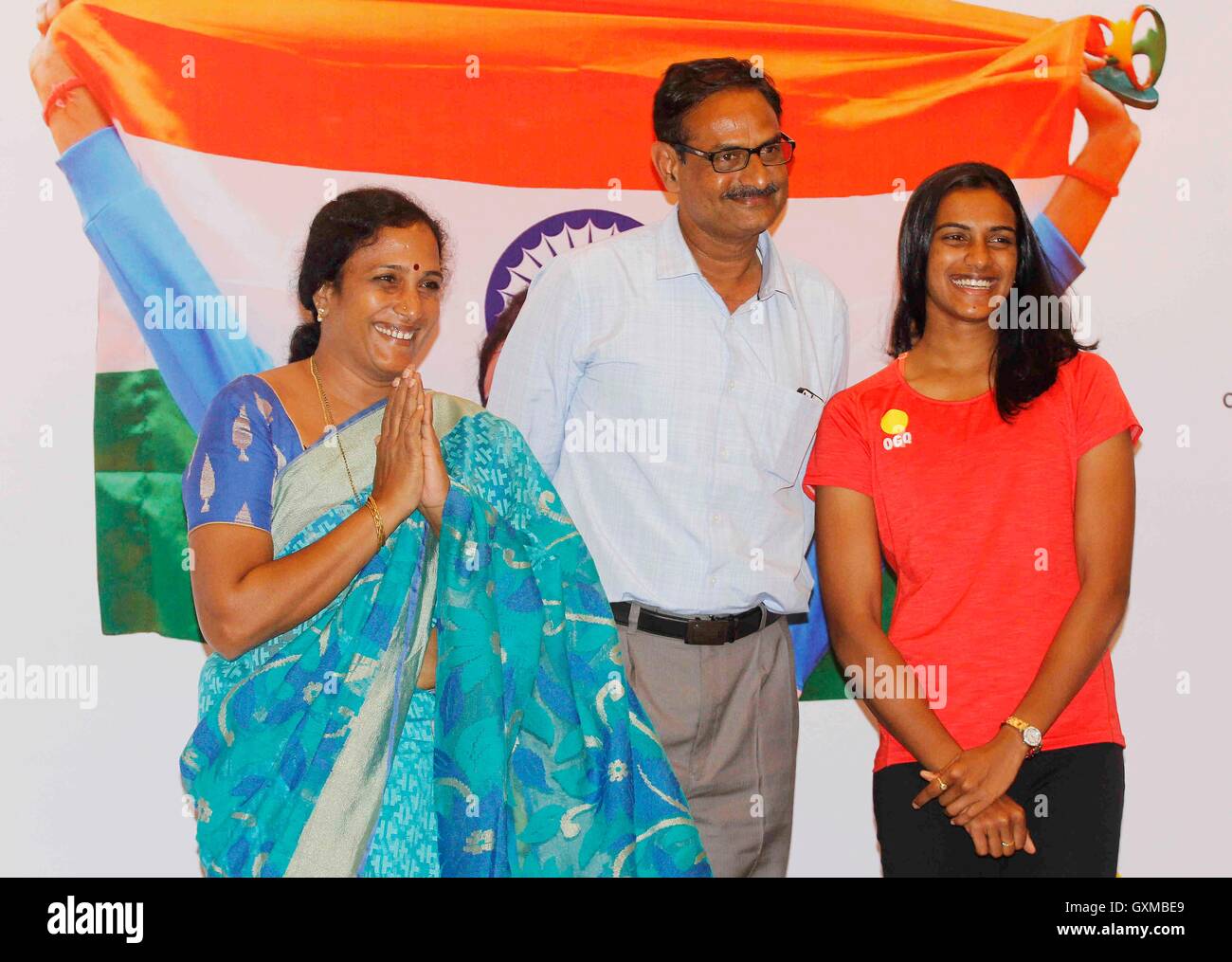 Joueur de badminton indien d'argent olympique P V Sindhu parents PV Ramana P Vijaya félicitation organisé fonction OGQ Mumbai Banque D'Images