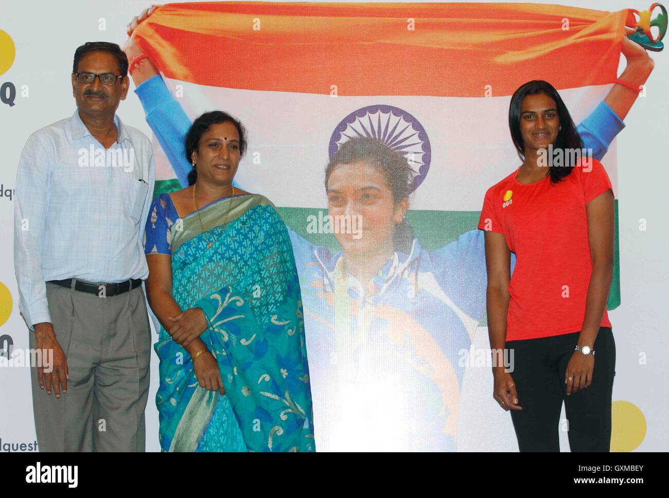 Joueur de badminton indien d'argent olympique P V Sindhu parents PV Ramana P Vijaya félicitation organisé fonction OGQ Mumbai Banque D'Images