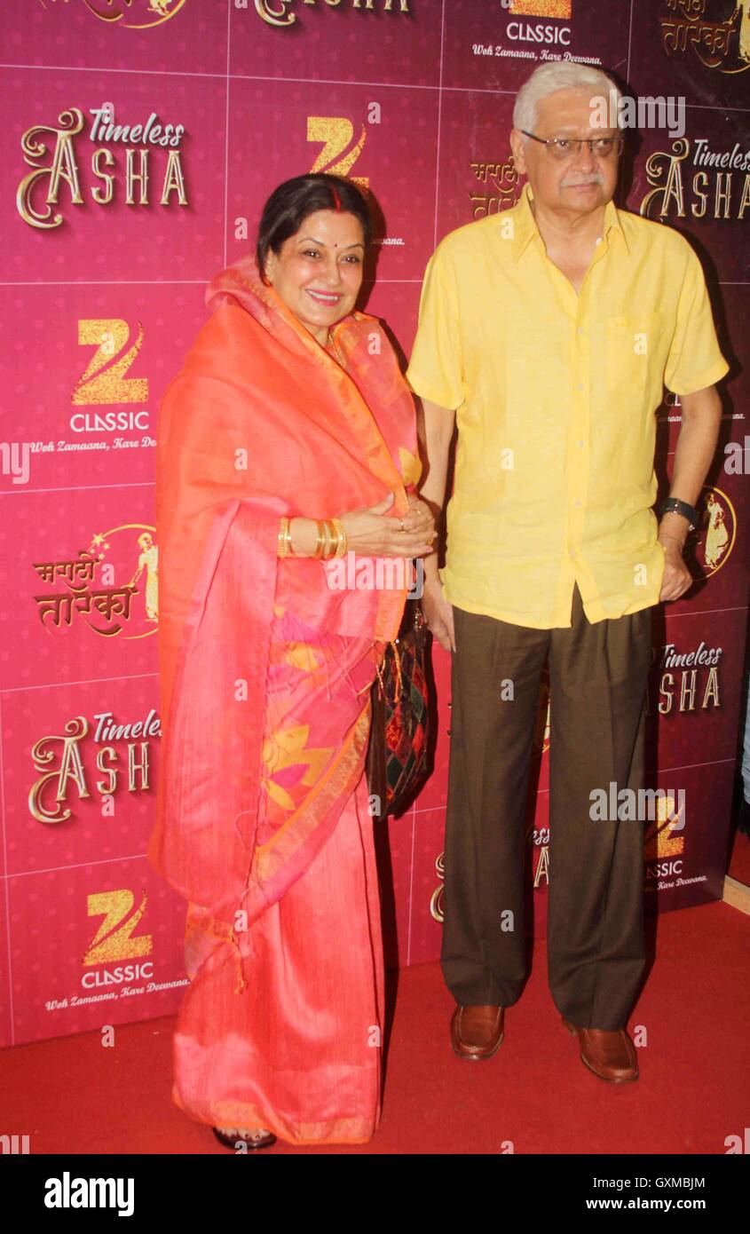 Bollywood acteur Moushumi Chatterjee Jayant Mukherjee encore de Timless Asha Asha Bhosle Zee Classsic occasion anniversaire Mumbai Banque D'Images