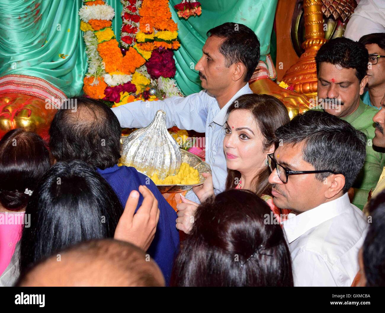 Nita Ambani, Président, Fondation Raja Lalbaugcha Dépendance visites occasion festival Ganesh Mumbai Banque D'Images