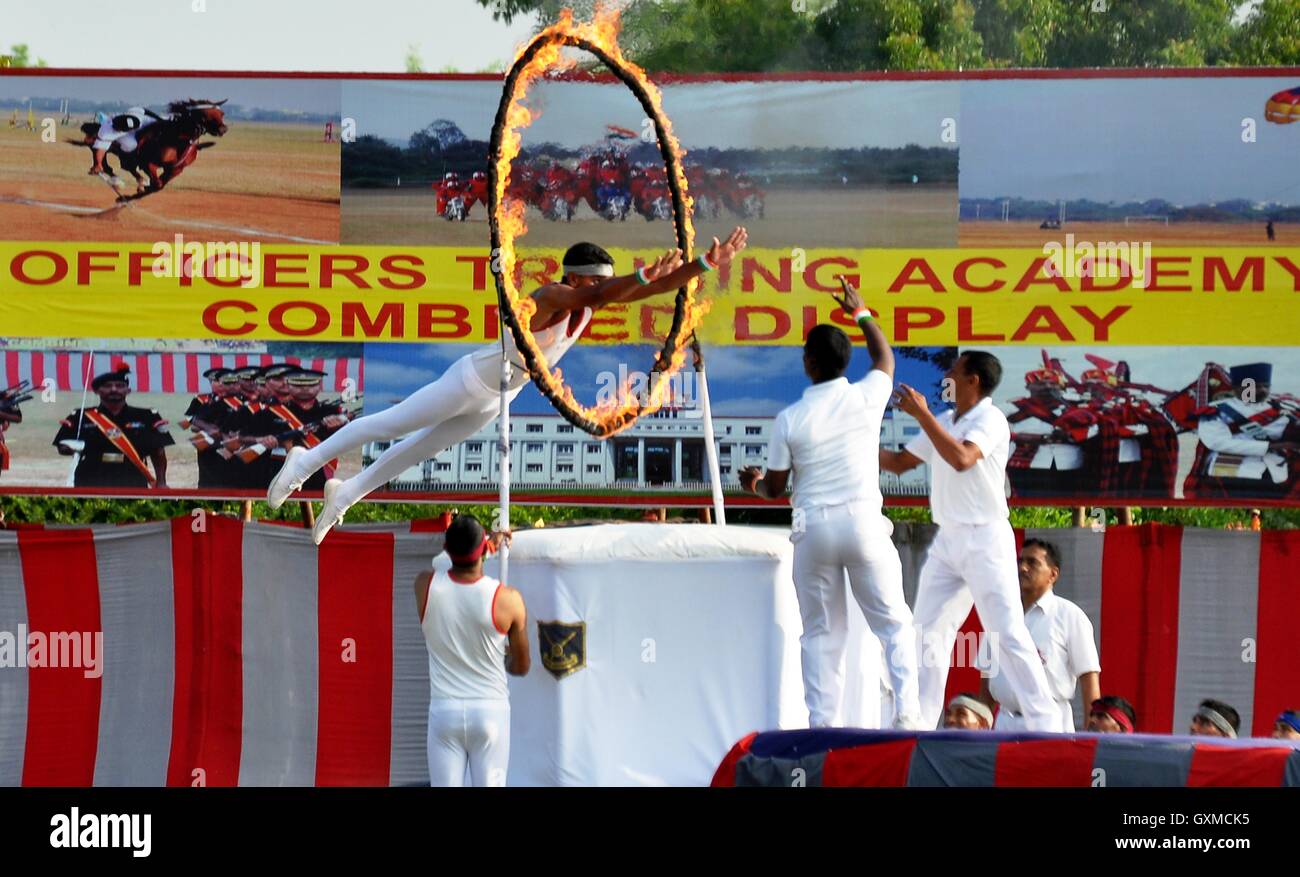 L'Académie de formation des officiers (OTA) cadets afficher leurs compétences au cours de l'adoption des élèves-officiers, à Chennai Banque D'Images