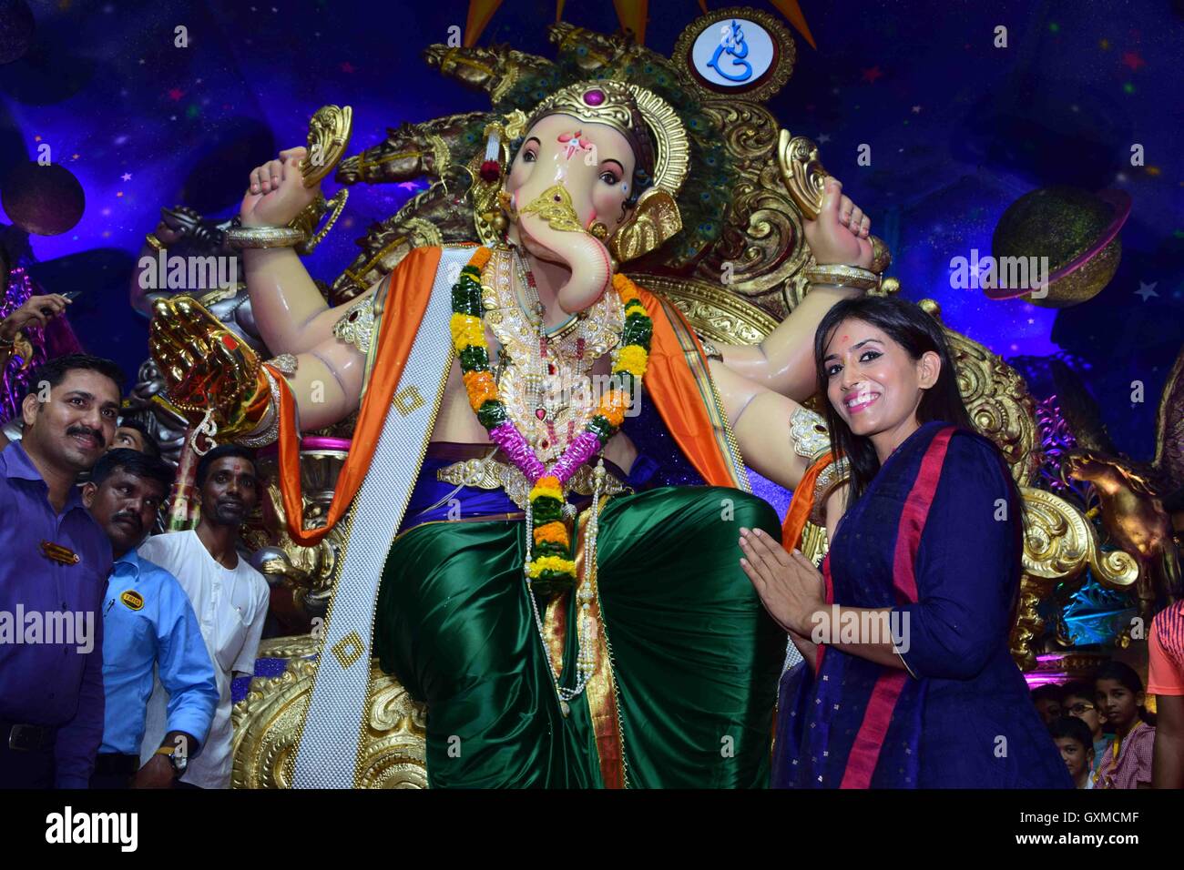 Bollywood acteur Sonali Klkarni Chinchpoklicha visites Chintamani pour offrir des prières occasion de Ganesh festival Mumbai Banque D'Images