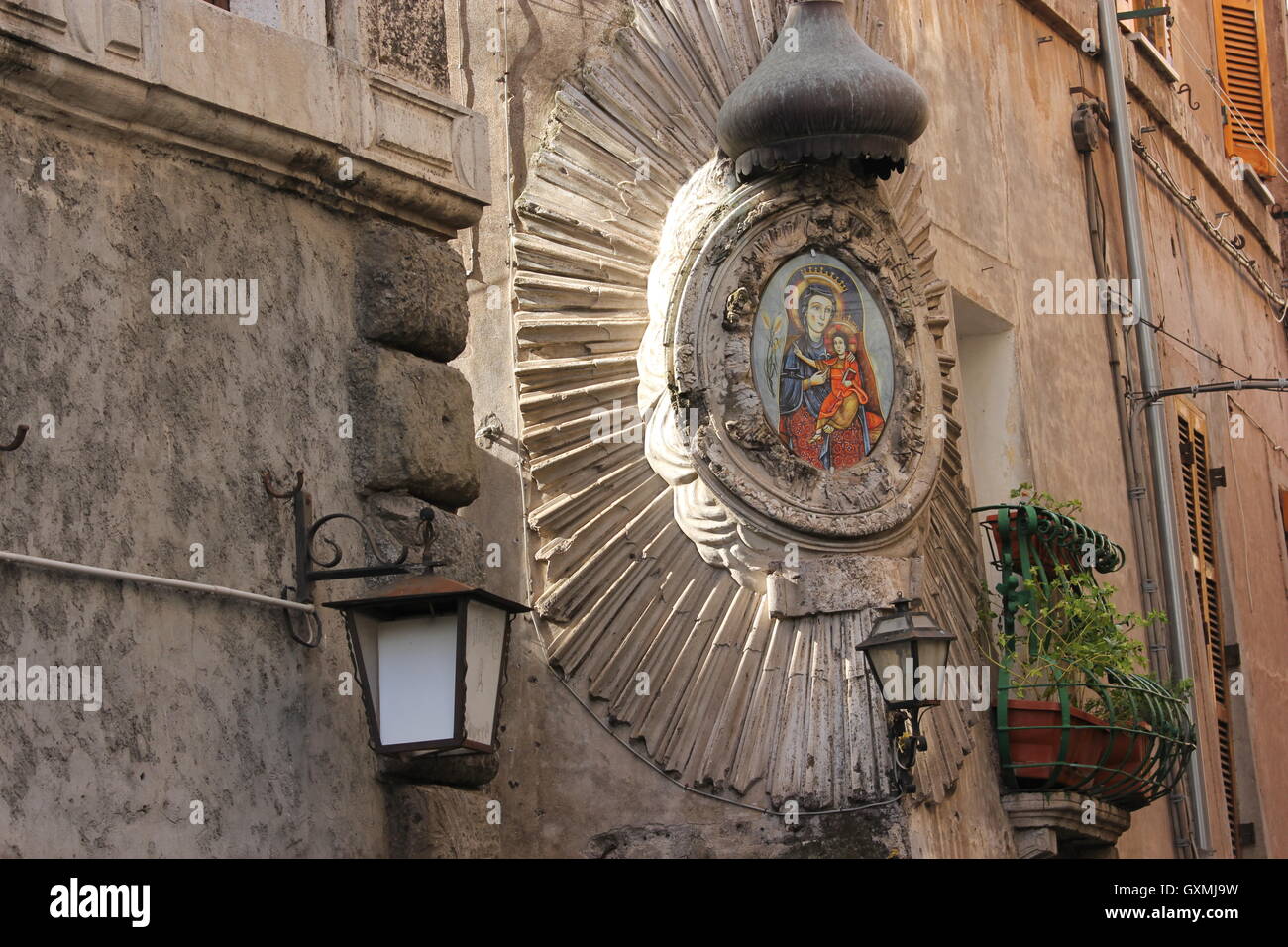 Corner de culte, religieux intéressant décoration sur le côté d'un bâtiment représentant la Vierge Marie et Jésus Madonna, Tivoli, Italie Banque D'Images