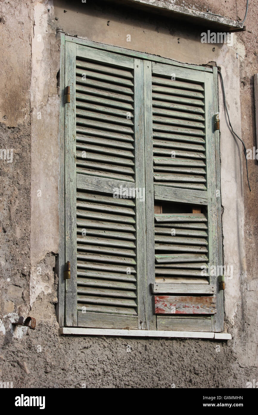 Une belle et vieille fenêtre dégradés, portes de grange Banque D'Images