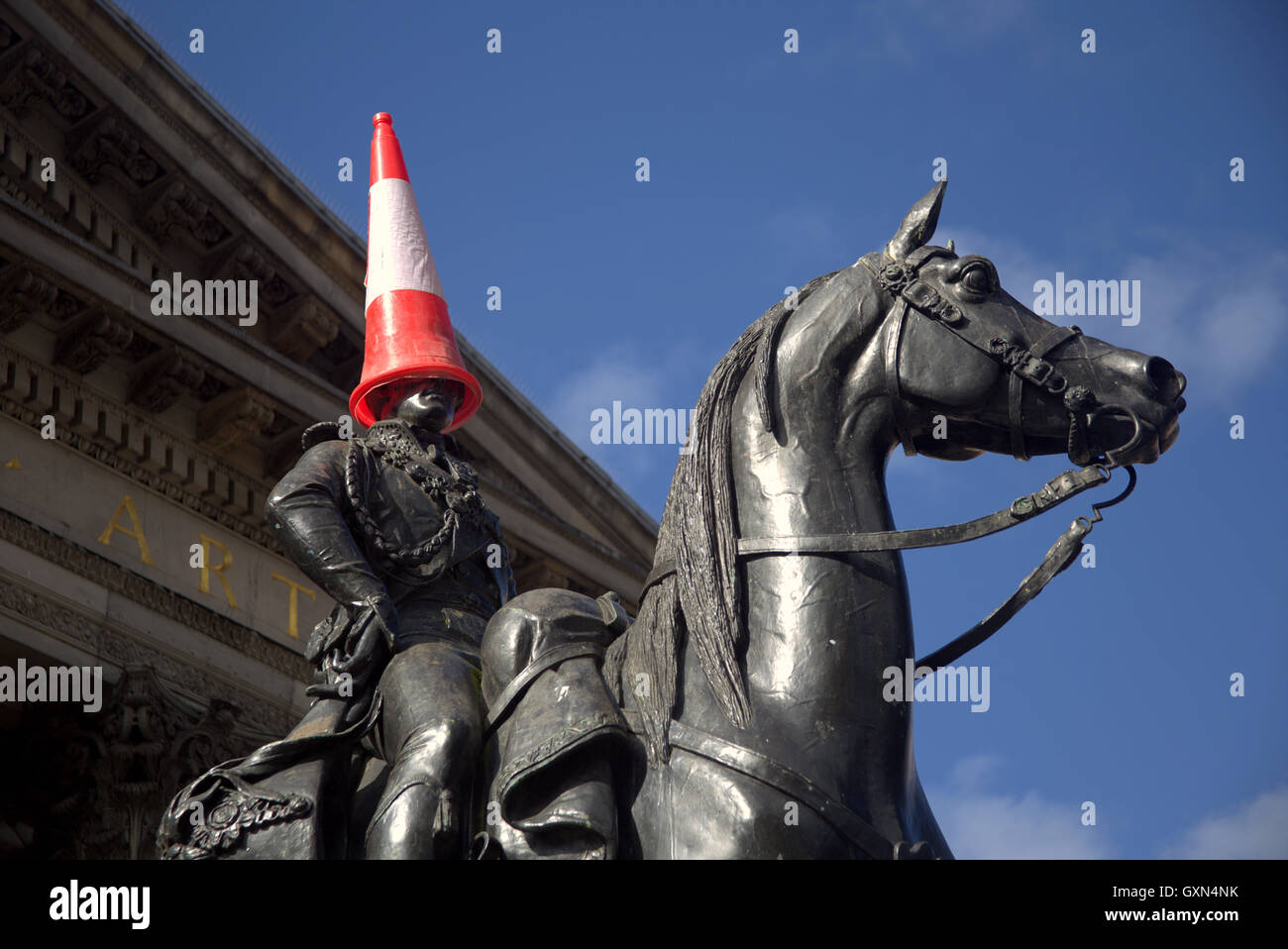 Glasgow, Écosse, Royaume-Uni 16 septembre 2016 GOMA Glasgow Museum of Modern Art cône emblématique tête baigne dans le soleil, duc de Wellington statue bien adapté par consentement local Crédit : Gérard Ferry/Alamy Live News Banque D'Images