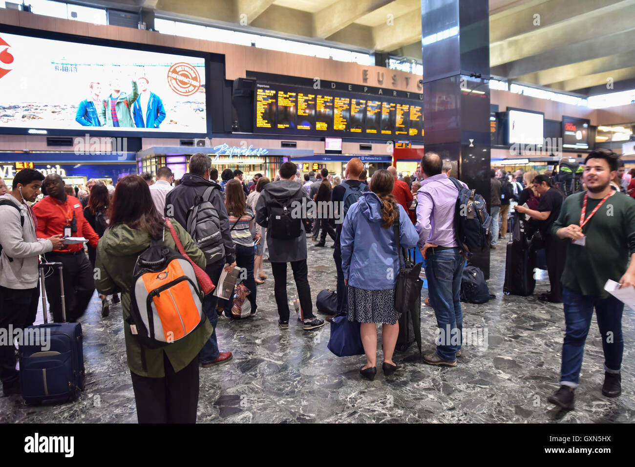 Euston, Londres, Royaume-Uni. 16 septembre 2016. Les passagers sont retardés à Euston Station après le glissement de terrain près de Watford. Banque D'Images