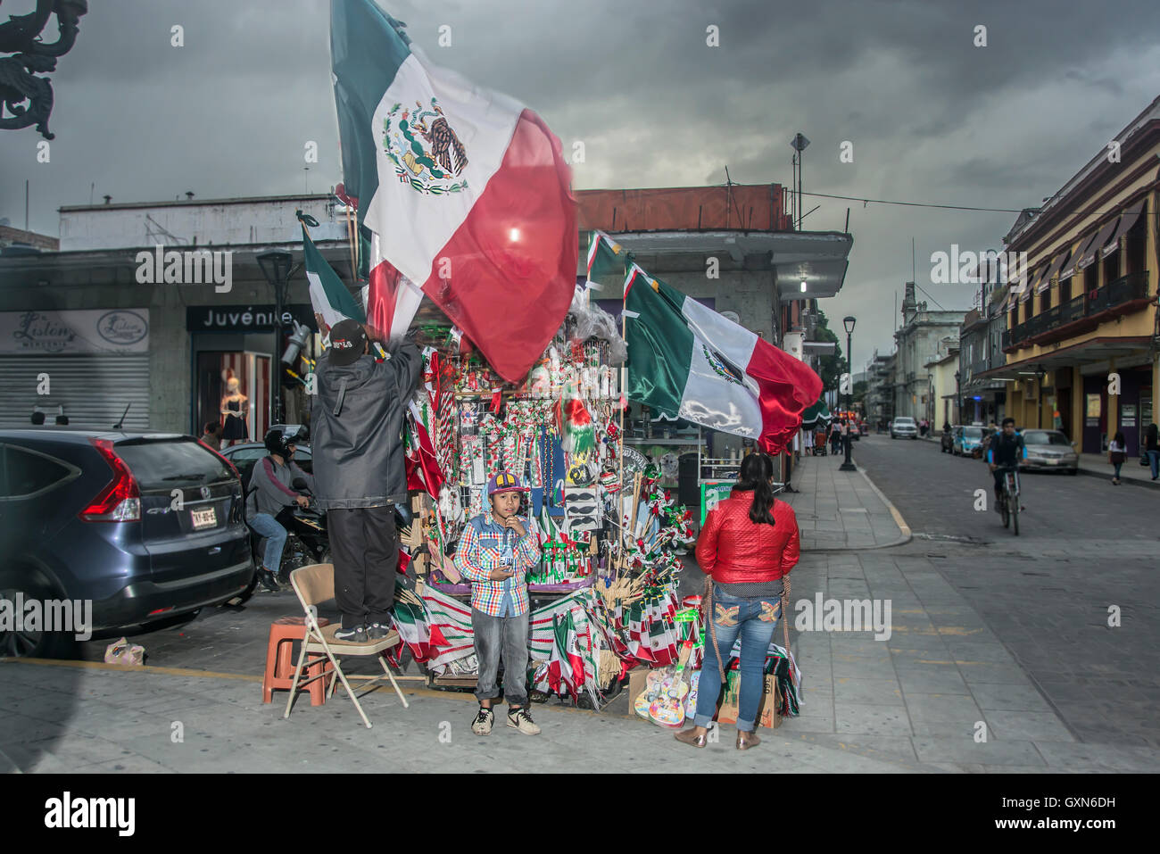 Oaxaca, Mexique. 15 Septembre, 2016. Les mexicains célèbrent le 15e jour de l'indépendance du Mexique dans les rues d'Oaxaca. Credit : Alberto Ramírez Sibaja/Alamy Live News Banque D'Images