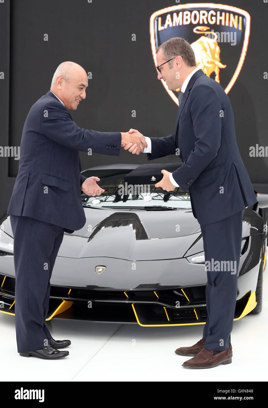 Tokyo, Japon. 16 Septembre, 2016. Voiture de sport italienne bouilloire Automobili Lamborghini Chef Stefano Domenicali et chimique du Japon bouilloire Mitsubishi Rayon président Hitoshi Ochi (L) Document d'échange sur leur accord pour mener le développement conjoint de plastique renforcé de fibres de carbone (PRFC) pour les véhicules à Tokyo le vendredi, Septembre 16, 2016. Lamborghini a également dévoilé son modèle phare "Centenario" au Japon. Credit : Yoshio Tsunoda/AFLO/Alamy Live News Banque D'Images