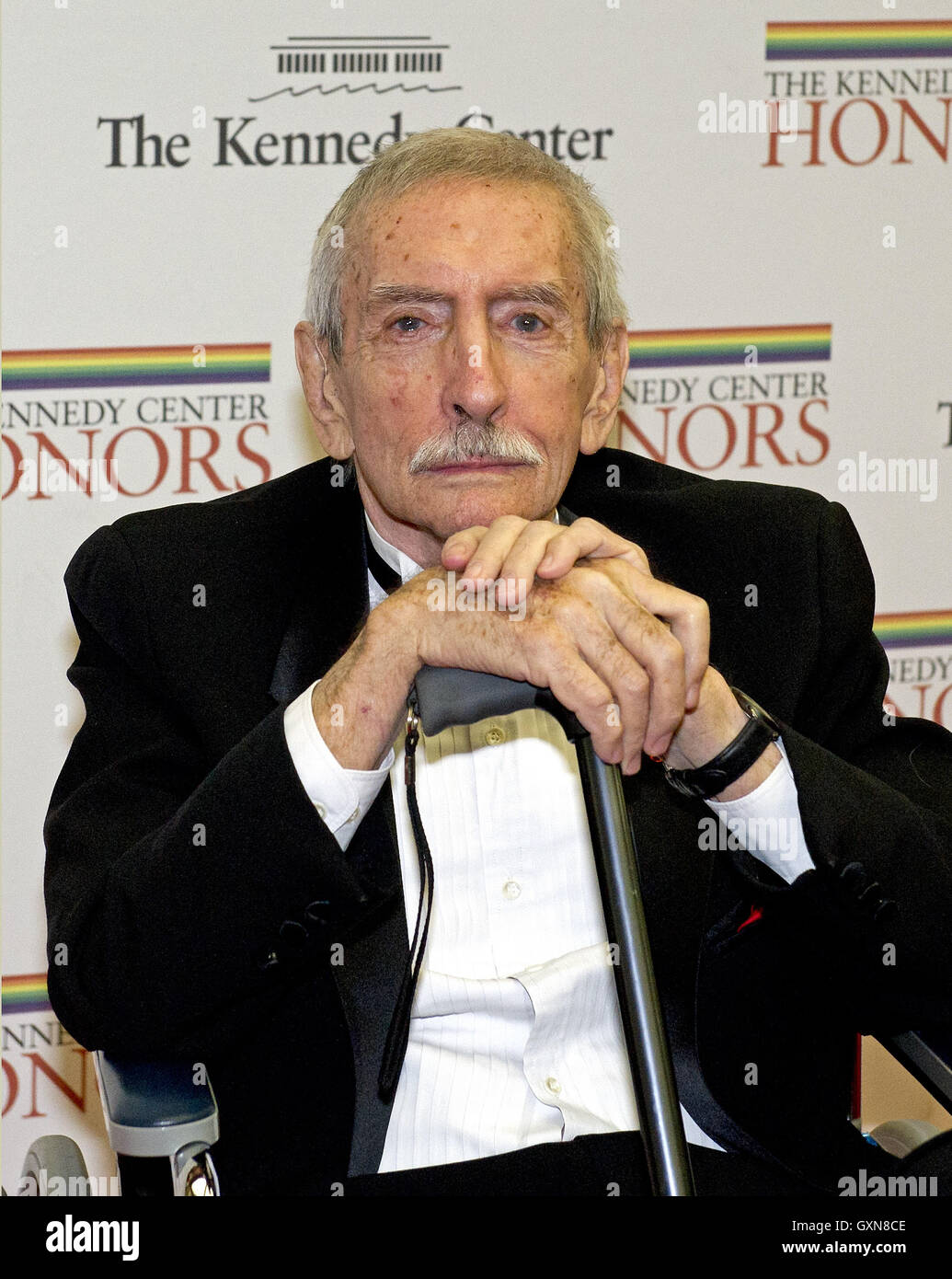 1 décembre 2012 - Washington, District de Columbia, États-Unis d'Amérique - Edward Albee pour arrive pour le dîner officiel de l'artiste en l'honneur des lauréats du Kennedy Center Honors 2012 organisé par la secrétaire d'État américaine Hillary Rodham Clinton au département d'État des États-Unis à Washington, DC le Samedi, Décembre 1, 2012. Les lauréats 2012 sont Buddy Guy, l'acteur Dustin Hoffman, l'hôte en fin de soirée David Letterman, danseur, Natalia Makarova et le groupe de rock britannique Led Zeppelin (Robert Plant, Jimmy Page et John Paul Jones).Credit : Ron Sachs/CNP (crédit Image : © Ron Sachs/CNP via Z Banque D'Images