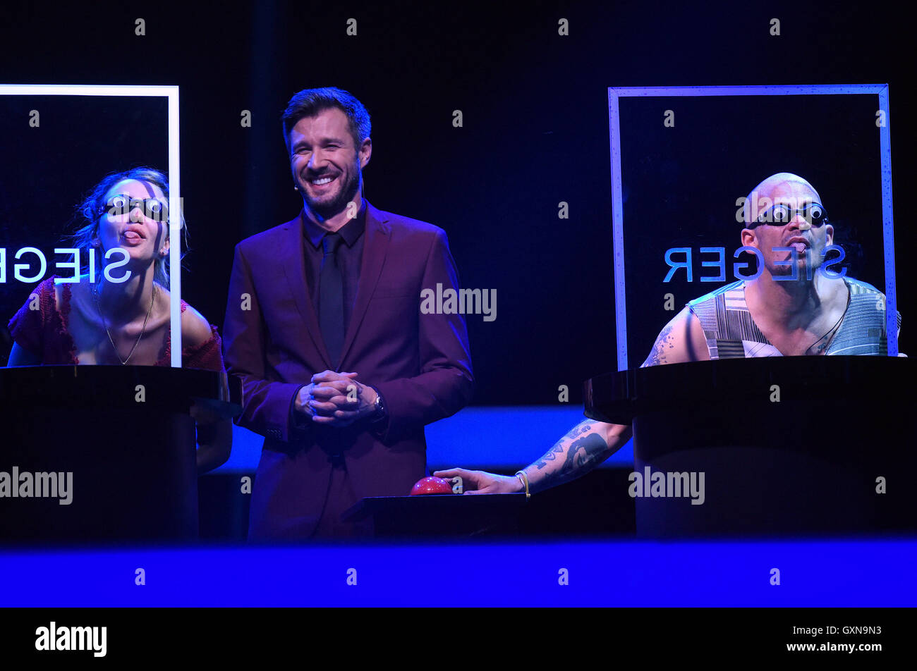 Cologne, Allemagne. 16 Sep, 2016. Lugner Cathy modèle (L-R), présentateur Jochen Schropp et l'acteur Ben Tewaag vu au cours de l'émission de télévision 'Big Brother' Promi (lit. Celebrity Big Brother) par radiodiffuseur commercial SAT1 à Cologne, Allemagne, 16 septembre 2016. Photo : Henning Kaiser/dpa/Alamy Live News Banque D'Images