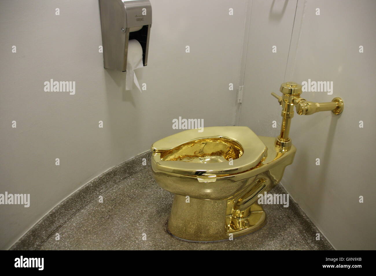 Manhattan, New York City, USA. 16 Sep, 2016. Les 'America' toilettes fabriqués à partir de l'or 18 carats a été ouvert dans le Guggenheim Museum à Manhattan, New York City, USA, 16 septembre 2016. La toilette peut et doit être utilisé, mais a également été conçu pour être une œuvre d'art par l'artiste italien Maurizio Cattelan. Photo : CHRISTINA HORSTEN/dpa/Alamy Live News Banque D'Images