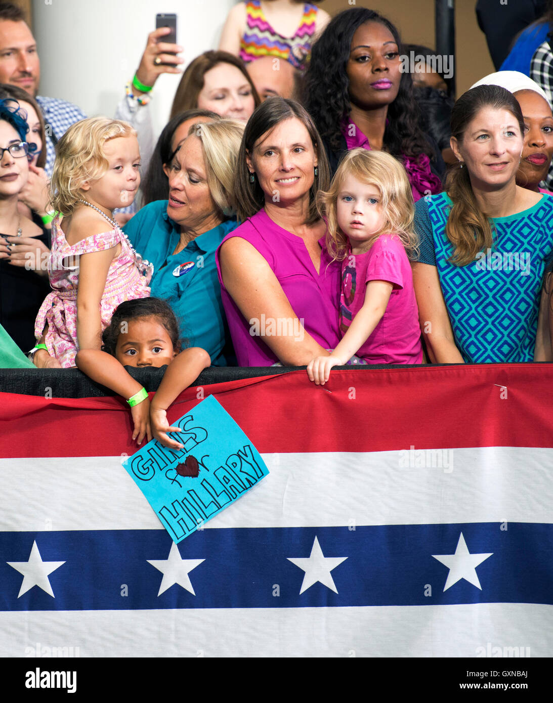 Fairfax, VA Sep 16, 2016, USA : un très jeune Clinton supporter jusqu'à signer la campagne rallye qui la Première Dame Michelle Obama apparaît sur le campus de l'Université George Mason à Fairfax, VA. Patsy Lynch/Alamy Live News Banque D'Images