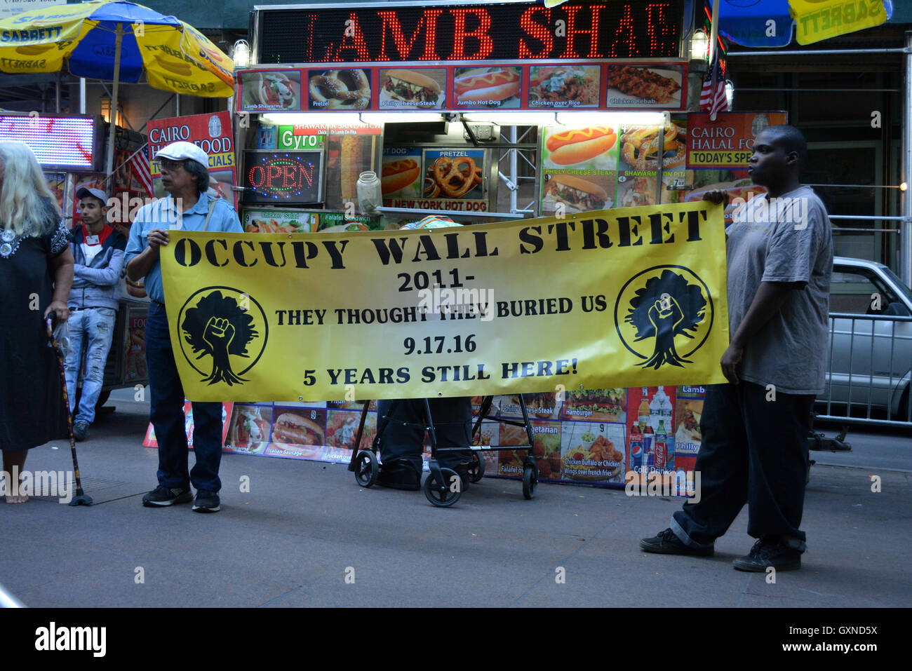 New York, USA. 16 Septembre, 2016. Les gens se sont réunis à Zuccotti Park dans le sud de Manhattan pour célébrer le cinquième anniversaire de la mouvement occupons Wall Street. Crédit : Christopher Penler/Alamy Live News Banque D'Images