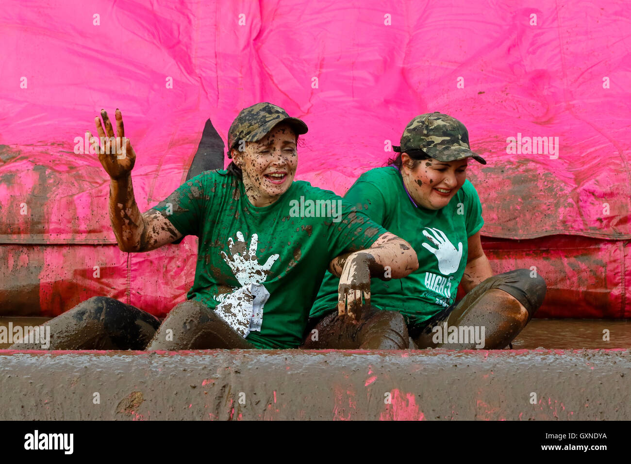 Glasgow, Ecosse, Royaume-Uni. 17 Septembre, 2016. Des milliers de femmes ont pris part à l'Bellahouston Park Jolie Muddy 5k à travers les obstacles, grâce à des tuyaux, à travers champs sur spacehoppers et plus de coulées de boue pour sensibiliser la population et recueillir des fonds pour le Cancer Research UK. Beaucoup couru par équipes et avec vos amis et tous fini de rire et très, très boueux ! Credit : Findlay/Alamy Live News Banque D'Images