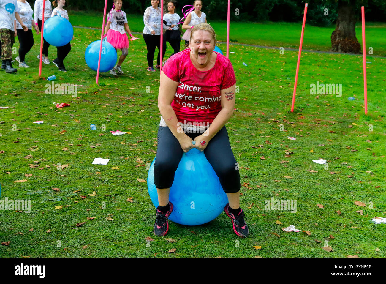 Glasgow, Ecosse, Royaume-Uni. 17 Septembre, 2016. Des milliers de femmes ont pris part à l'Bellahouston Park Jolie Muddy 5k à travers les obstacles, grâce à des tuyaux, à travers champs sur spacehoppers et plus de coulées de boue pour sensibiliser la population et recueillir des fonds pour le Cancer Research UK. Beaucoup couru par équipes et avec vos amis et tous fini de rire et très, très boueux ! Credit : Findlay/Alamy Live News Banque D'Images