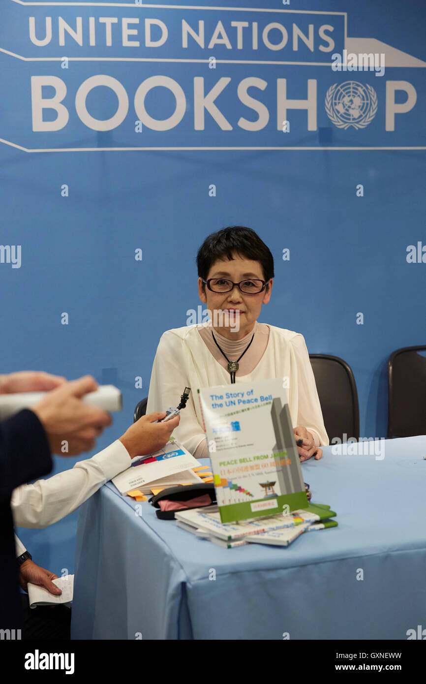 Auteur Seiko Takase, signes livres et accueilli Guest Book Store à l'ONU sur la Journée internationale de la paix. Seiko Takase partage avec nous son père Chiyoji Nakagawa projet connu sous le nom de "cloche de la paix" sur le 35e anniversaire de la Journée internationale de la paix. Banque D'Images