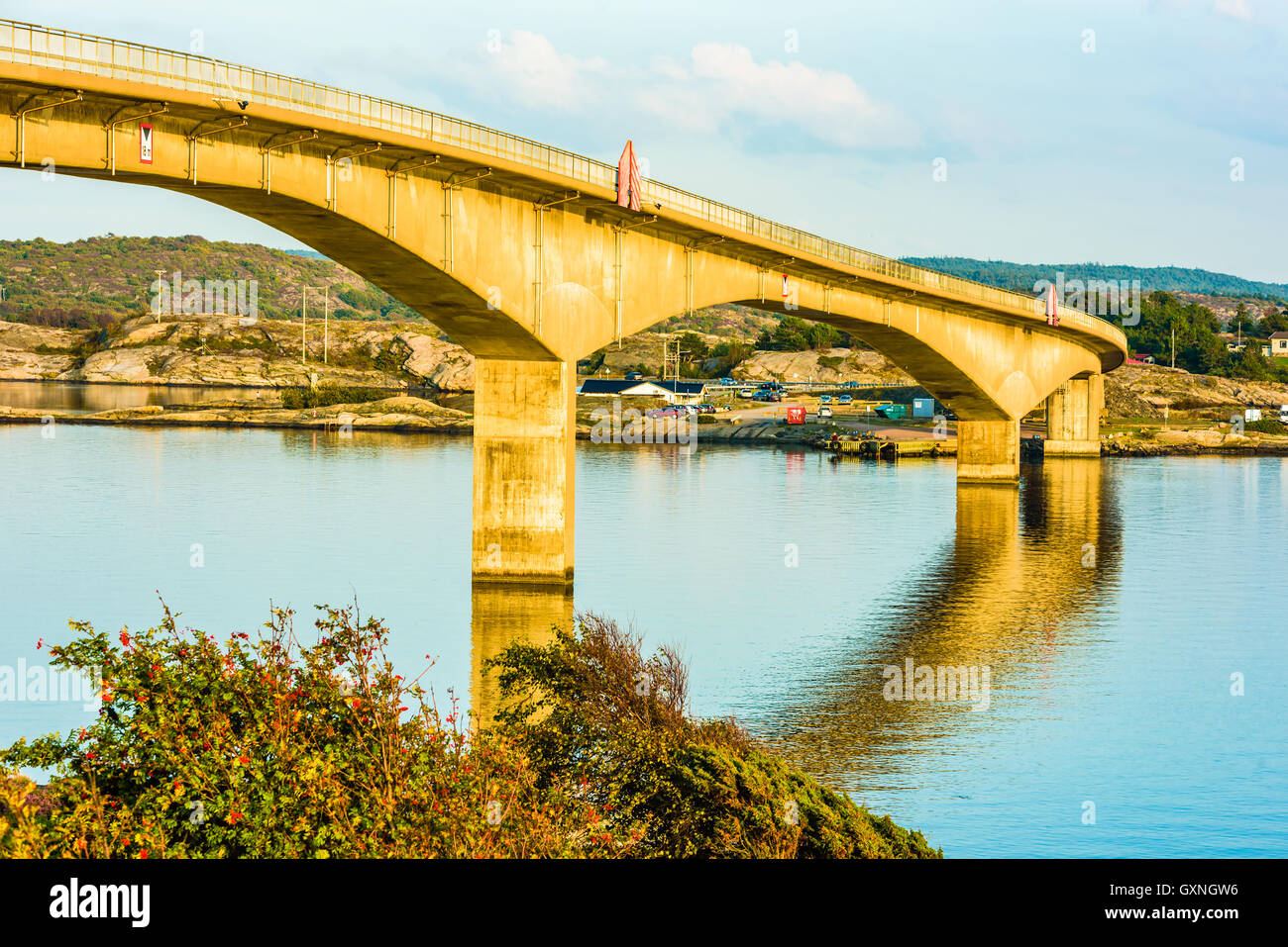 Marstrand, Suède - septembre 8, 2016 : l'environnement documentaire de l'Insto bridge vu de la côte dans la soirée. Banque D'Images