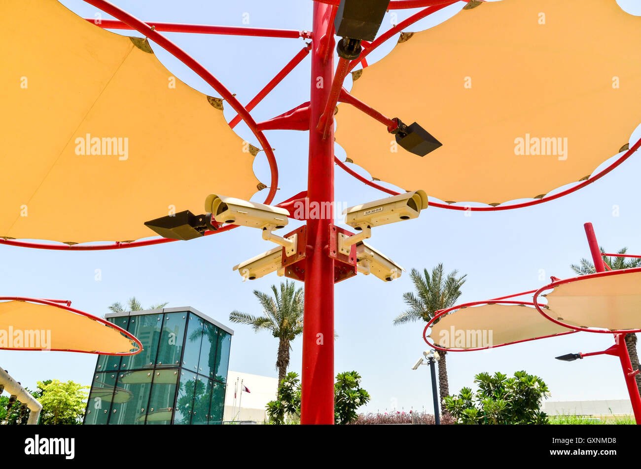 Les caméras de vidéo surveillance CCTV dans un parc public de sport à Doha, Qatar Banque D'Images