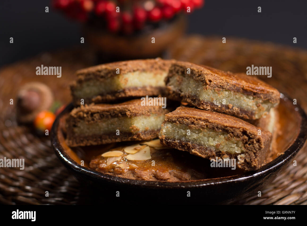 Le massepain aux amandes biscuits épicés remplis sur fond sombre et de couleur d'automne Banque D'Images