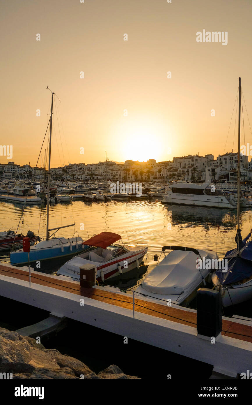 Yachts de luxe, dans la marina de Puerto Banus, Marbella, Costa del Sol, Espagne Banque D'Images