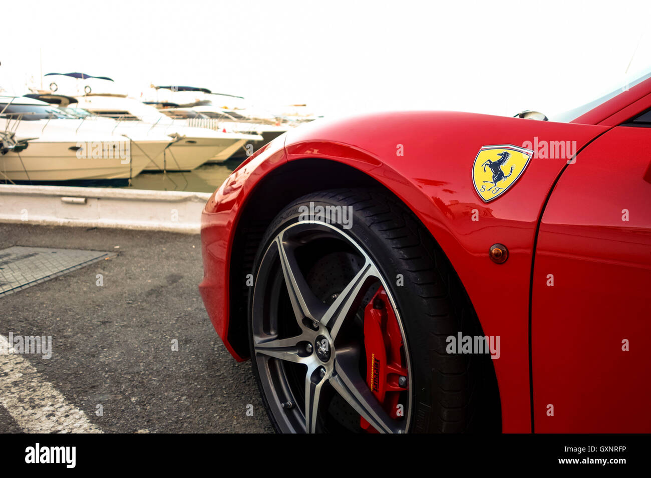 Ferrari 458 Italia garé en face d'un yacht de luxe à Puerto Banus, Marbella, Espagne. Banque D'Images