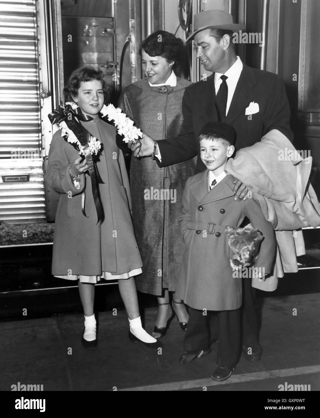 ALAN LADD (1913-1964) acteur de cinéma américain avec sa famille à propos de 1956. Femme Sue Carol, fille Alana et plus jeune fils David Banque D'Images