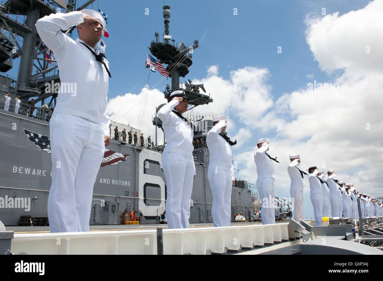 https://c8.alamy.com/compfr/gxp34j/l-amerique-de-la-nsu-classe-d-assaut-amphibie-uss-america-marins-saluer-les-navires-transitant-dans-pearl-harbor-pour-l-exercice-rim-of-the-pacific-le-30-juin-2016-pres-de-honolulu-hawaii-gxp34j.jpg