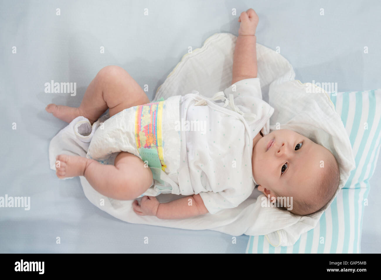Portrait of a cute 2 mois bébé allongé sur un lit, la famille et l'amour nouveau concept. Banque D'Images