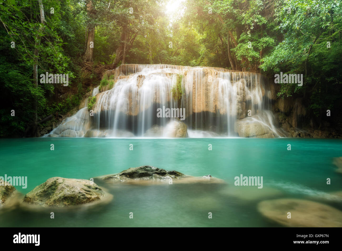 Chute d'eau d'Erawan à Kanchanaburi en Thaïlande. Belle cascade dans le Parc National de la Thaïlande Banque D'Images