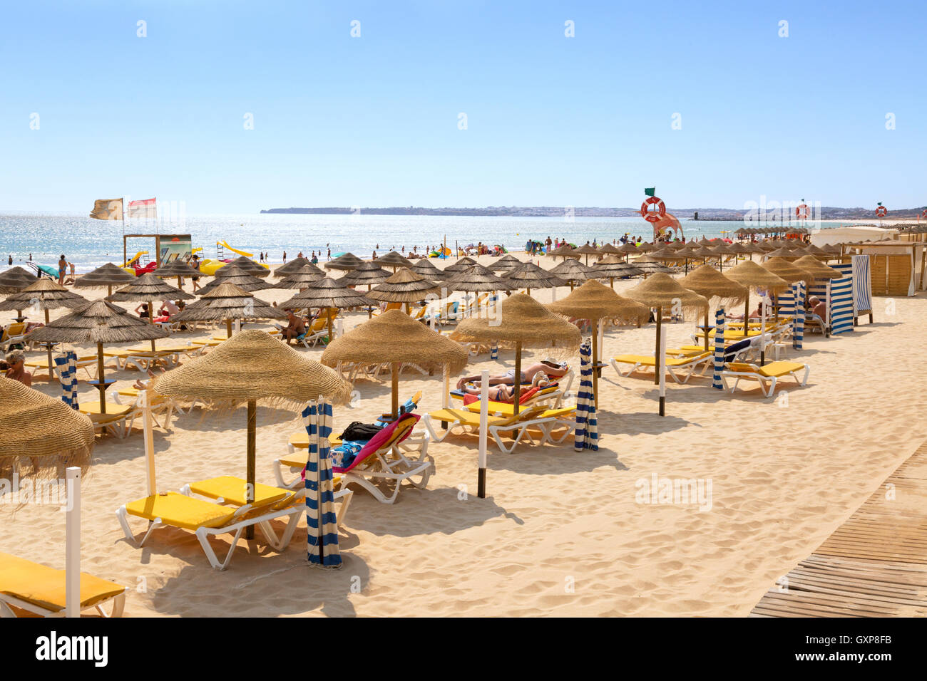 Les gens en train de bronzer sur la plage d'Alvor, Algarve, Portugal, Europe Banque D'Images