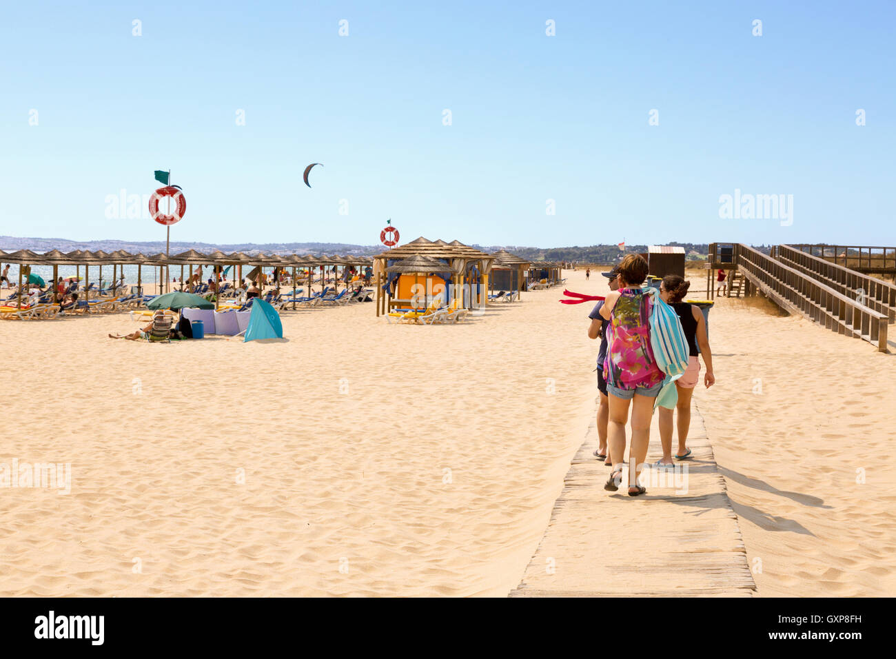 Les gens qui marchent sur la promenade, la plage d'Alvor, Algarve, Portugal, Europe Banque D'Images