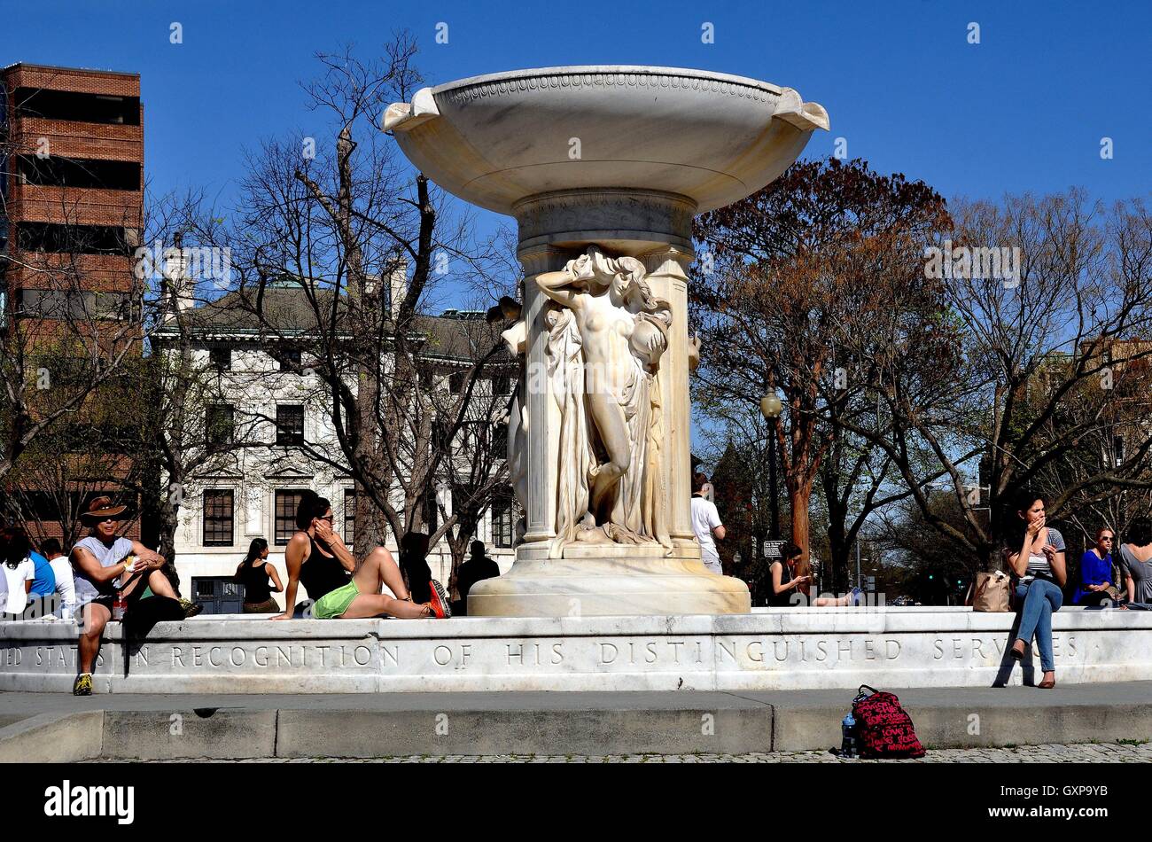 Washington, DC Les gens se détendre devant Daniel Chester French's fontaine en marbre dans le centre de Dupont Circle Banque D'Images Washington, DC Les gens se détendre devant Daniel Chester French's fontaine en marbre dans le centre de Dupont Circle Banque D'Images