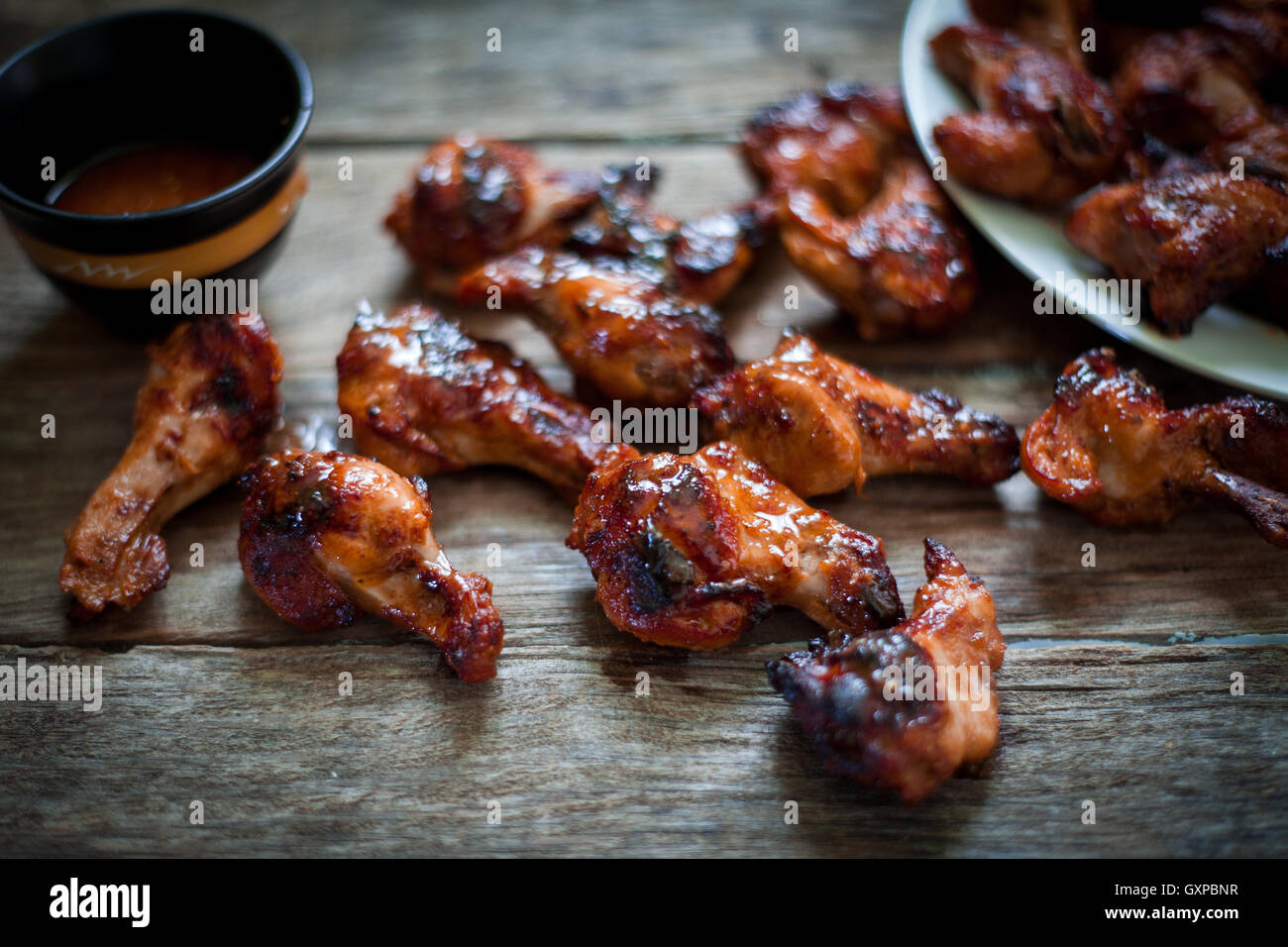 Ailes de poulet avec sauce bbq fumé pour rafraîchir Banque D'Images