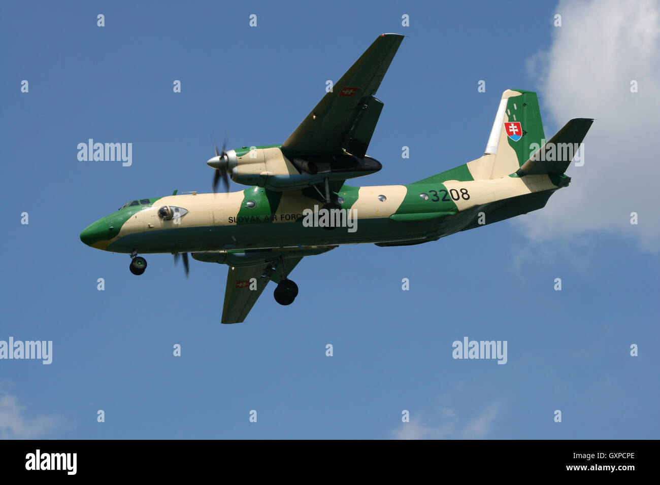 L'Armée de l'air slovaque Antonov An-26 Curl landing Banque D'Images