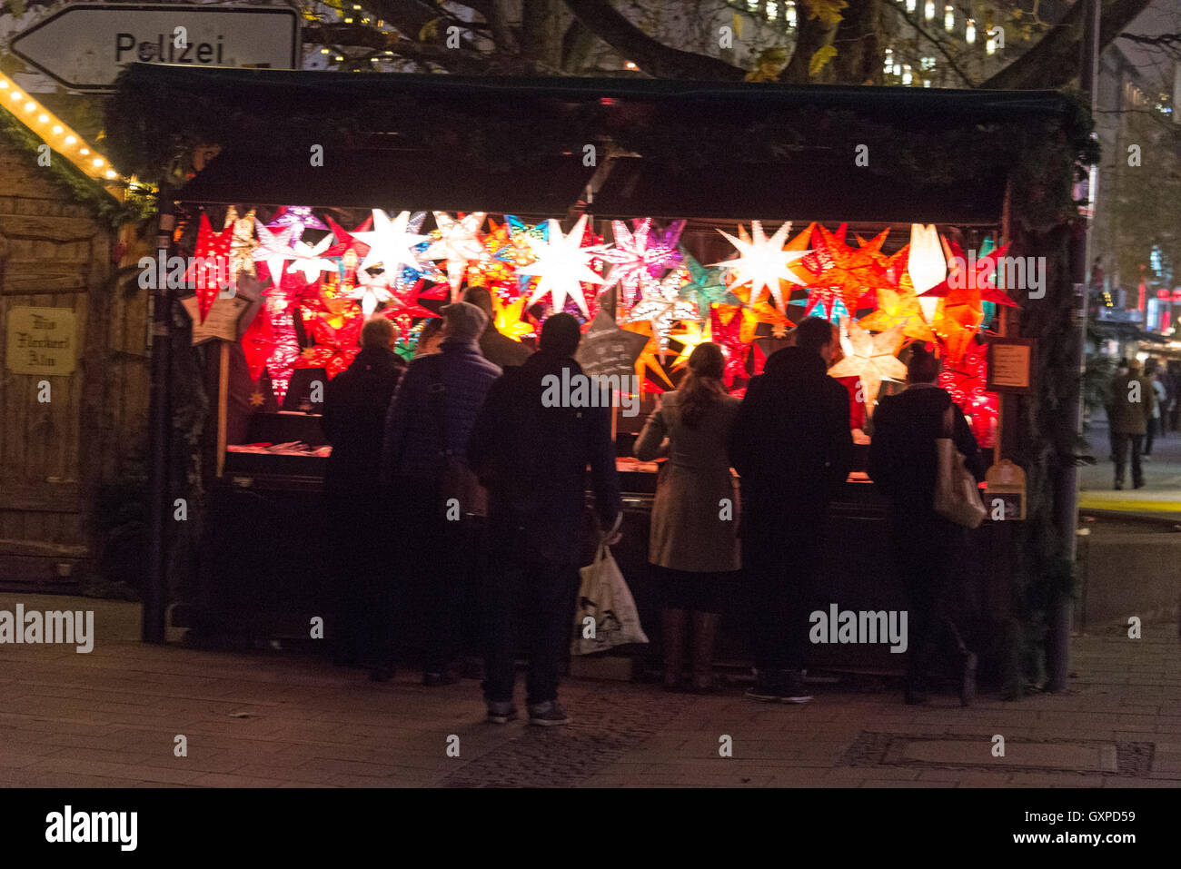 Une partie du grand marché de Noël à Kaufingerstrasse, Munich les plus coûteux en Allemagne Banque D'Images