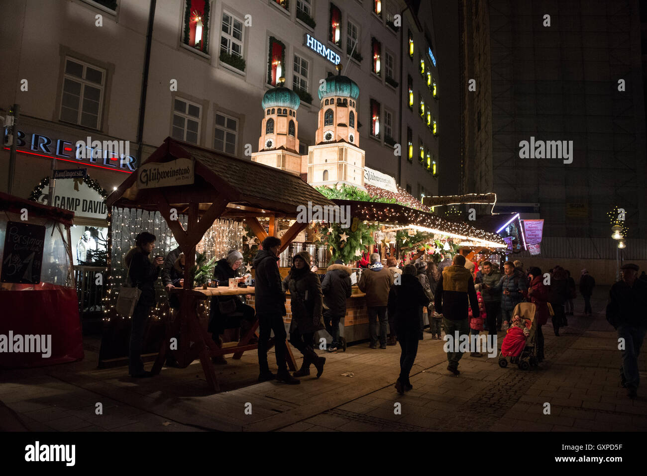 Une partie du grand marché de Noël à Kaufingerstrasse, Munich les plus coûteux en Allemagne Banque D'Images