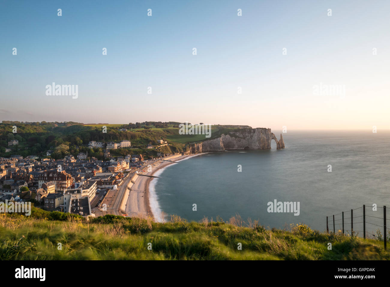 Vue panoramique sur les célèbres falaises d'Etretat en Normandie au coucher du soleil, France Banque D'Images