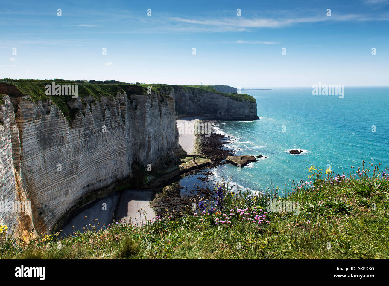 Vue panoramique sur les célèbres falaises d'Etretat en Normandie, France Banque D'Images