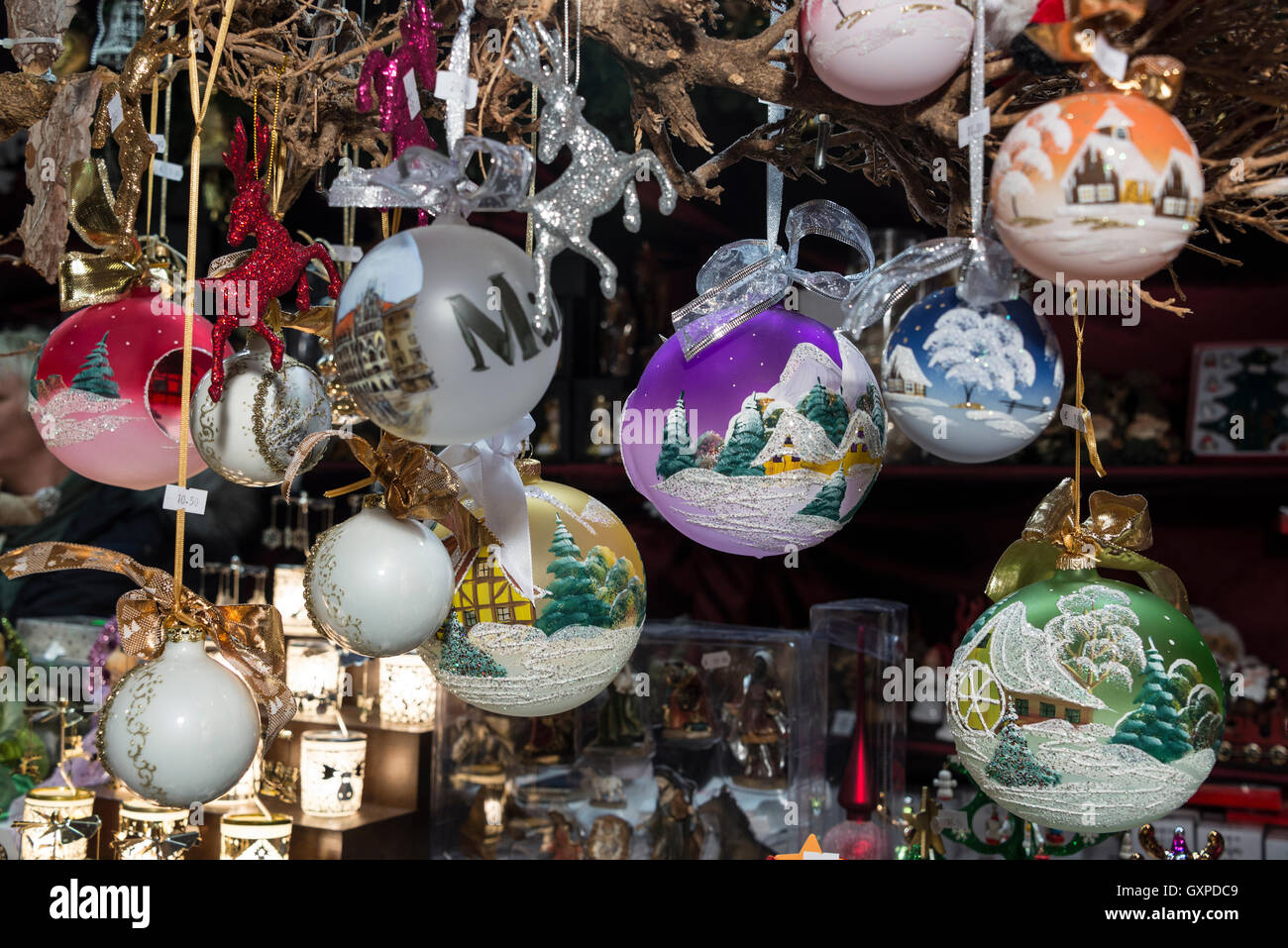Un écran couleur de de boules de Noël peintes à la main en vente sur le 