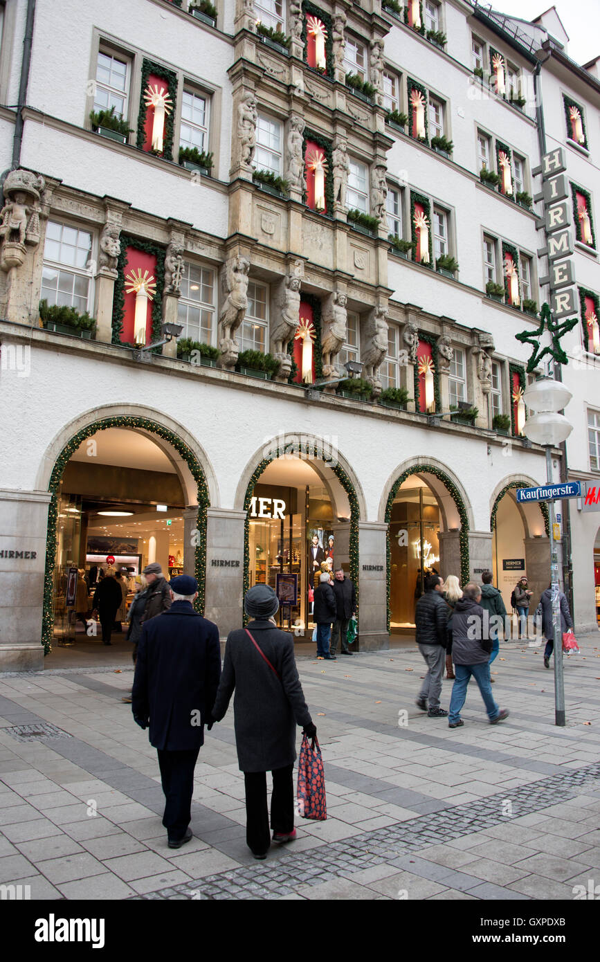 Le grand magasin, Hirmer décoré avec des décorations de Noël dans Kaufingerstrasse, Munich les plus coûteux de la rue commerçante Banque D'Images