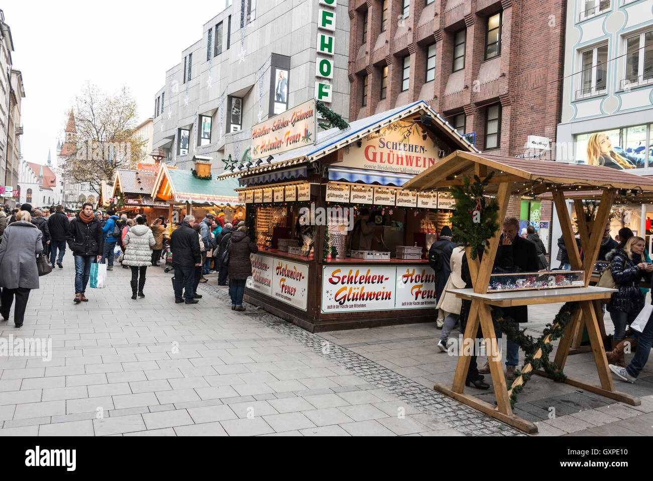 Une rangée de cabanes de bois dans le cadre du Marché de Noël à Munich Kaufingerstrasse, Munich, Allemagne Banque D'Images