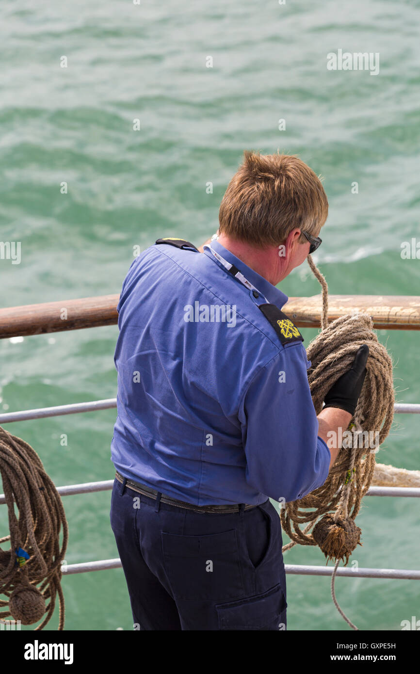 Membre d'équipage à bord du bateau à vapeur Waverley préparation des cordes en Septembre Banque D'Images