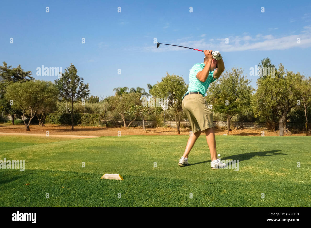 Golfeur frapper un coup de départ, Lauro Golf, Malaga, Andalousie, espagne. Banque D'Images