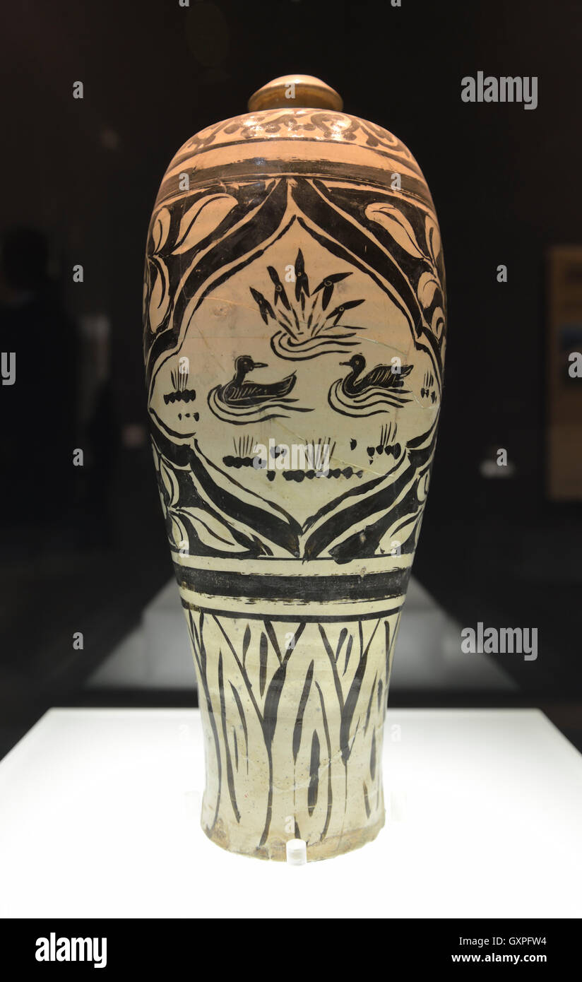 White-Porcelain Prunus vase avec de la décoration de piscine deux canards dans les volets. Dynastie Song. Banque D'Images