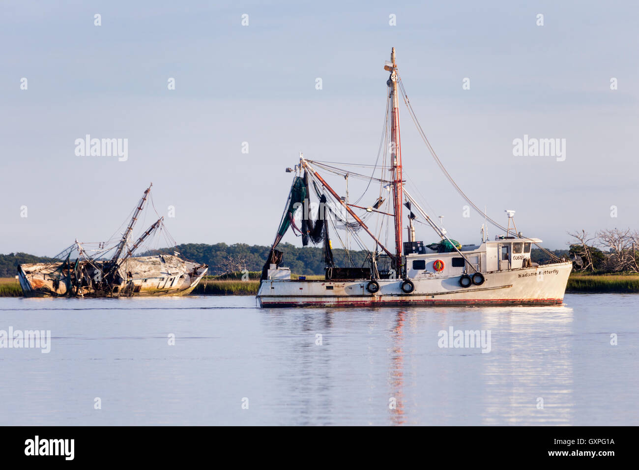 Madame Butterfly shrimp boat en passant par l'épave Sassy Dame crevettier à Fernandina Beach, Floride Banque D'Images